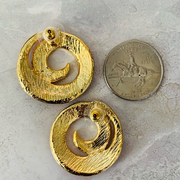 Vintage Red and Gold Swirl Earrings - Picture 2 of 4